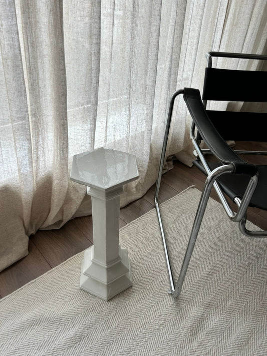 The porcelain pillar